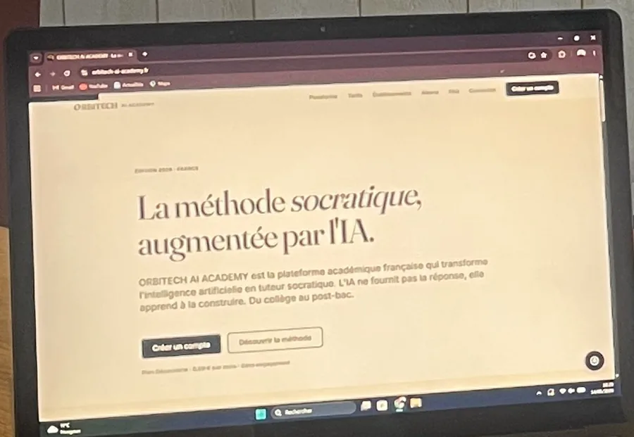 Un ordinateur portable ouvert sur l’ancienne plateforme : « La méthode socratique, augmentée par l’IA ».
